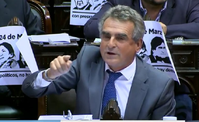 Rossi criticó el anuncio de Macri sobre las FF.AA. y pidió que pase por el Congreso