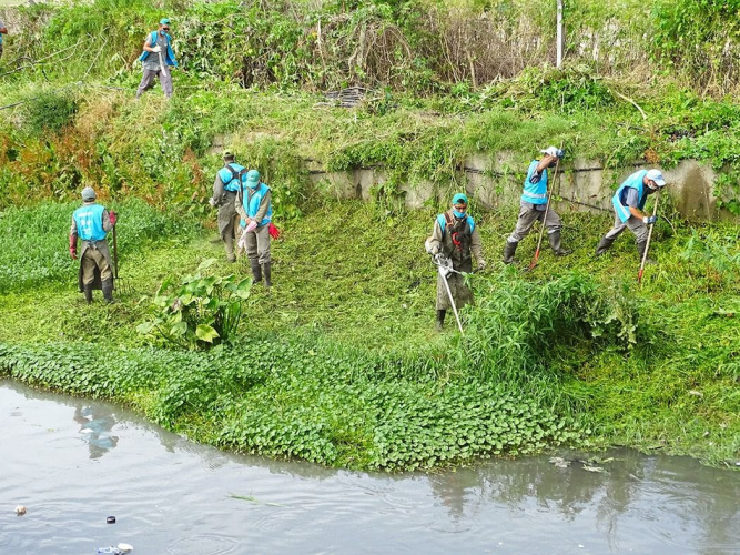 Operativos de limpieza en arroyos, canales y zanjas de distintas localidades