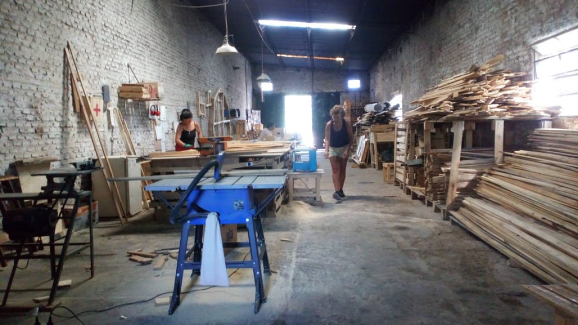 Mujeres carpinteras: desafían al mercado laboral y rechazan ser funcionales a un sistema “que no nos sirve”