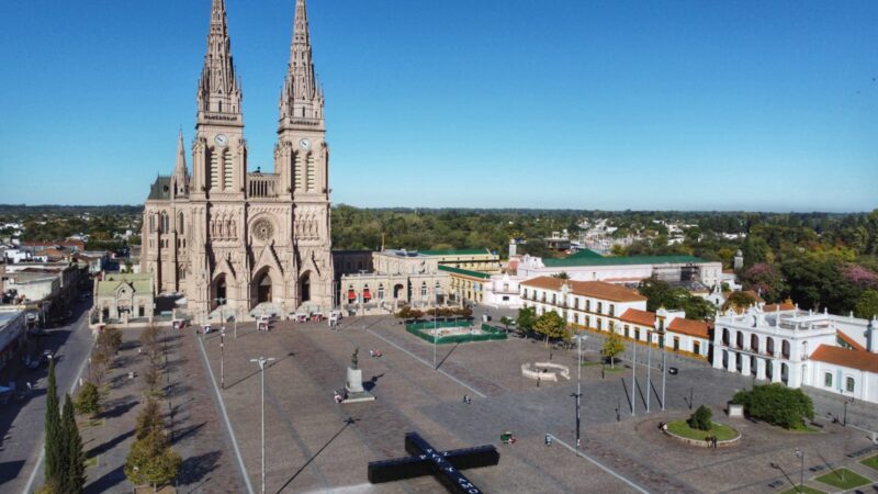 Semana Santa: ya se puede visitar la Cruz Yacente instalada frente a la Basílica