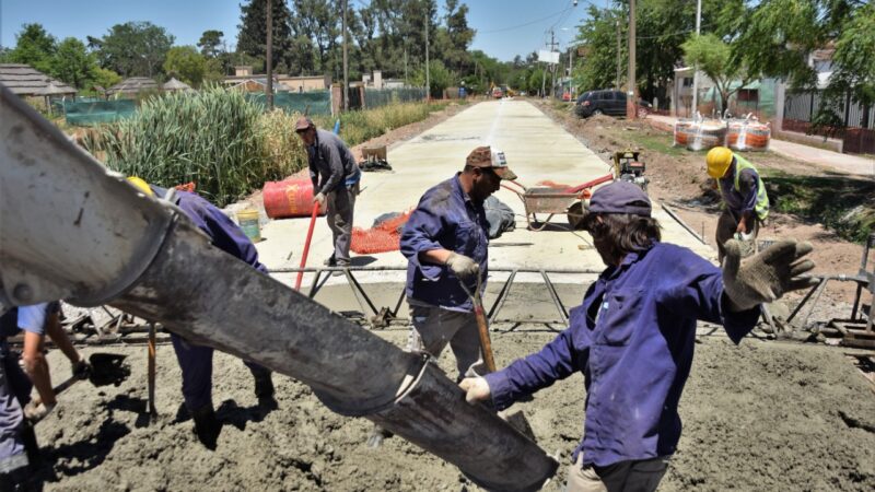 Avanzan las obras de repavimentación del acceso al barrio Los Laureles