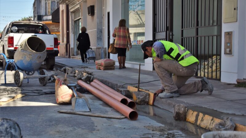 Trabajos de reconstrucción de cordones en la zona céntrica