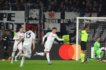 Napoli ganó 2-0 al Eintracht Frankfurt en Alemania, en la ida de los octavos de final de la Liga de Campeones de la UEFA