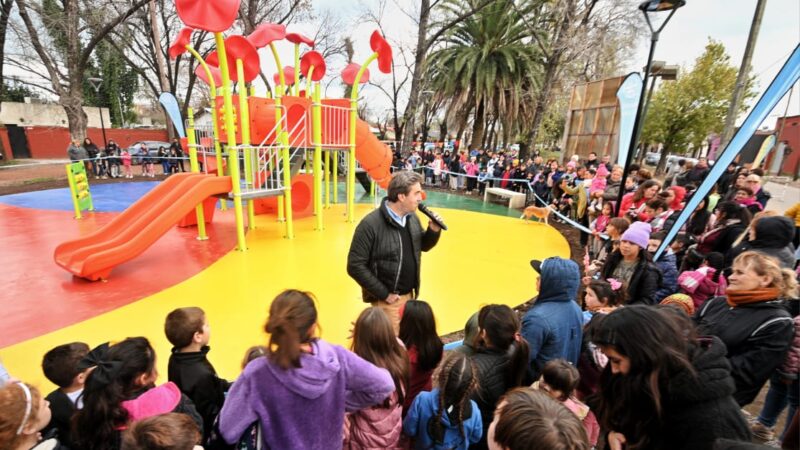 El Intendente inauguró los nuevos juegos infantiles de la plazoleta Juan Manuel de Rosas 