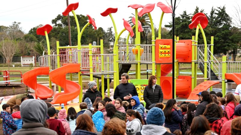 El Intendente inauguró los nuevos juegos infantiles de la plaza de Torres 