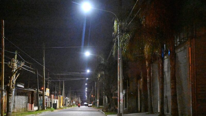 Continúa la instalación de nuevas luces LED en diferentes barrios de Luján 