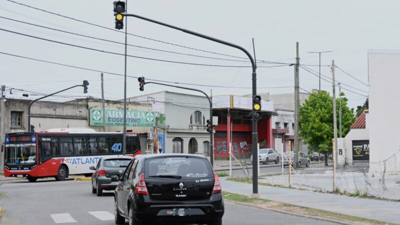 Seguridad vial: el Municipio instala un nuevo semáforo en Mitre y Constitución