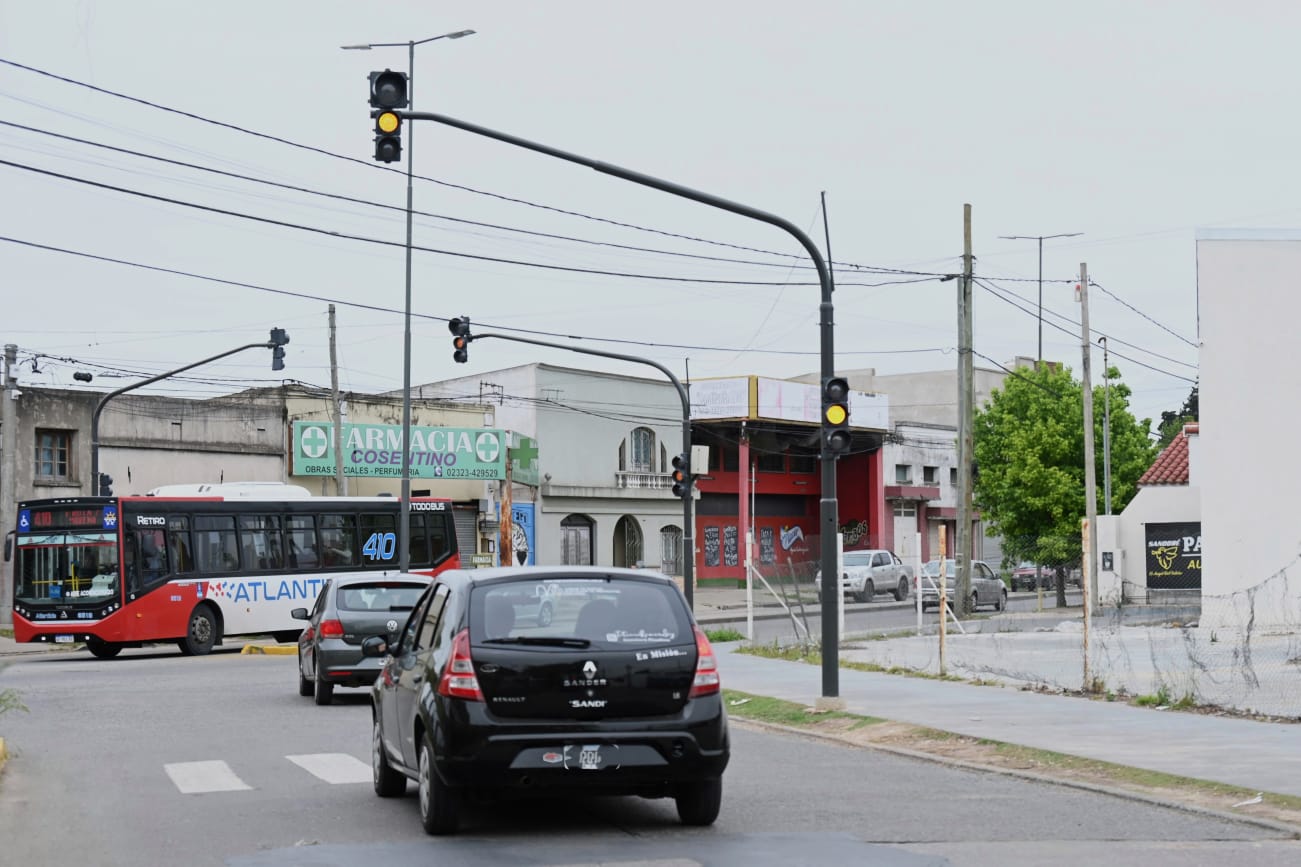 Seguridad vial: el Municipio instala un nuevo semáforo en Mitre y Constitución
